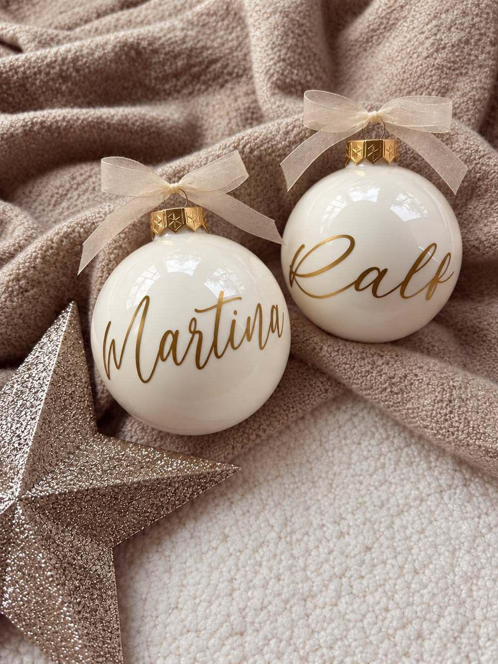 Weihnachtskugel 8cm - Wollweiß Gold